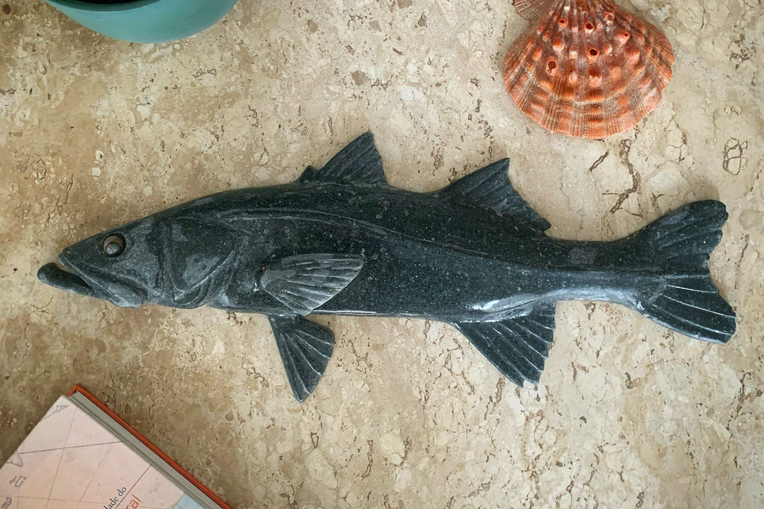 Escultura de peixe decorativa na decoração